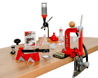 Sestava třetí generace jednooperačního lisu s O-rámem LEE Challenger, v kompletní sadě na přebíjení
LEE Challenger 50th Anniversary.